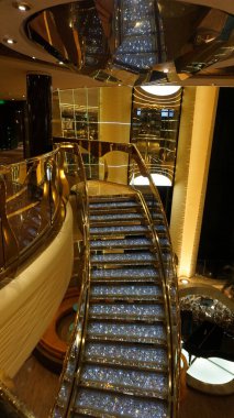 Trieste, İtalya - 9 Mayıs 2025: İtalya 'da inşa edilen büyük yolcu gemisi MSC Fantasia' daki Atrium 'un içi.