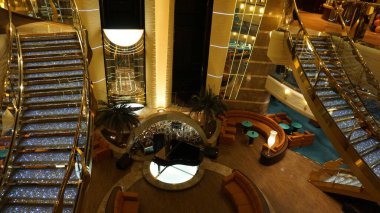 Trieste, İtalya - 9 Mayıs 2025: İtalya 'da inşa edilen büyük yolcu gemisi MSC Fantasia' daki Atrium 'un içi.