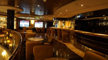 Trieste, İtalya - 9 Mayıs 2025: İtalya 'da inşa edilen büyük yolcu gemisi MSC Fantasia' daki Atrium 'un içi.