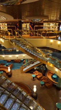 Trieste, İtalya - 9 Mayıs 2025: İtalya 'da inşa edilen büyük yolcu gemisi MSC Fantasia' daki Atrium 'un içi.