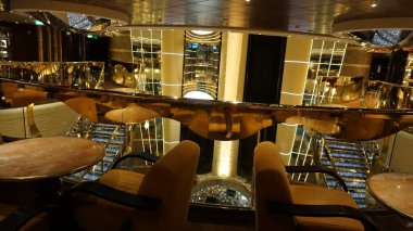 Trieste, İtalya - 9 Mayıs 2025: İtalya 'da inşa edilen büyük yolcu gemisi MSC Fantasia' daki Atrium 'un içi.