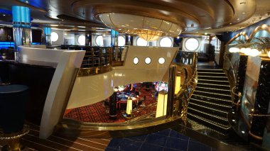 Trieste, İtalya - 9 Mayıs 2025: İtalya 'da inşa edilen büyük yolcu gemisi MSC Fantasia' daki Atrium 'un içi.