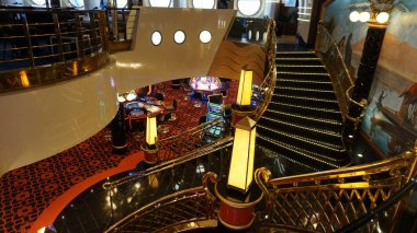 Trieste, İtalya - 9 Mayıs 2025: İtalya 'da inşa edilen büyük yolcu gemisi MSC Fantasia' daki Atrium 'un içi.