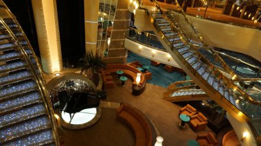 Trieste, İtalya - 9 Mayıs 2025: İtalya 'da inşa edilen büyük yolcu gemisi MSC Fantasia' daki Atrium 'un içi.