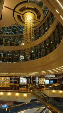 Trieste, İtalya - 9 Mayıs 2025: İtalya 'da inşa edilen büyük yolcu gemisi MSC Fantasia' daki Atrium 'un içi.