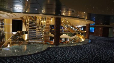 Trieste, İtalya - 9 Mayıs 2025: İtalya 'da inşa edilen büyük yolcu gemisi MSC Fantasia' daki Atrium 'un içi.