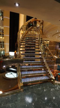 Trieste, İtalya - 9 Mayıs 2025: İtalya 'da inşa edilen büyük yolcu gemisi MSC Fantasia' daki Atrium 'un içi.