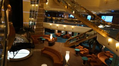 Trieste, İtalya - 9 Mayıs 2025: İtalya 'da inşa edilen büyük yolcu gemisi MSC Fantasia' daki Atrium 'un içi.