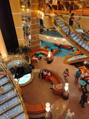 Trieste, İtalya - 9 Mayıs 2025: İtalya 'da inşa edilen büyük yolcu gemisi MSC Fantasia' daki Atrium 'un içi.