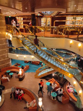 Trieste, İtalya - 9 Mayıs 2025: İtalya 'da inşa edilen büyük yolcu gemisi MSC Fantasia' daki Atrium 'un içi.