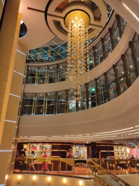 Trieste, İtalya - 9 Mayıs 2025: İtalya 'da inşa edilen büyük yolcu gemisi MSC Fantasia' daki Atrium 'un içi.