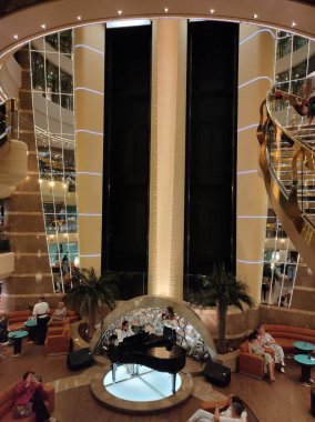 Trieste, İtalya - 9 Mayıs 2025: İtalya 'da inşa edilen büyük yolcu gemisi MSC Fantasia' daki Atrium 'un içi.