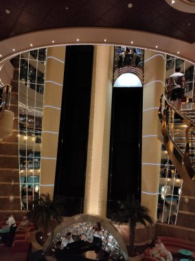 Trieste, İtalya - 9 Mayıs 2025: İtalya 'da inşa edilen büyük yolcu gemisi MSC Fantasia' daki Atrium 'un içi.