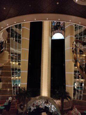 Trieste, İtalya - 9 Mayıs 2025: İtalya 'da inşa edilen büyük yolcu gemisi MSC Fantasia' daki Atrium 'un içi.