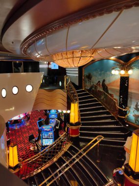 Trieste, İtalya - 9 Mayıs 2025: İtalya 'da inşa edilen büyük yolcu gemisi MSC Fantasia' daki Atrium 'un içi.