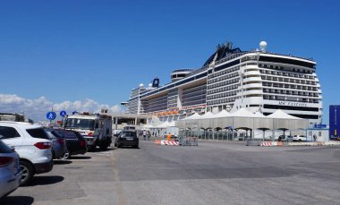 Bari, İtalya - 10 Mayıs 2025: Msc Fantasia yolcu gemisi 9 Mayıs 2025 'te Yunanistan' ın Korfu limanında