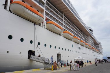 Korfu, Yunanistan - 9 Mayıs 2025: 9 Mayıs 2025 'te Yunanistan' ın Korfu limanındaki yolcu gemisi Msc Fantasia