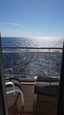 Akdeniz 'de güneşli bir günde bir yolcu gemisinin kamarasında ya da kulübesinde deniz ve masa..