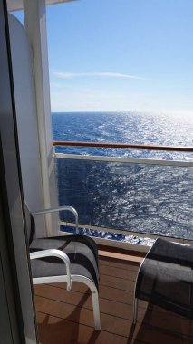 Akdeniz 'de güneşli bir günde bir yolcu gemisinin kamarasında ya da kulübesinde deniz ve masa..