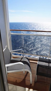 Akdeniz 'de güneşli bir günde bir yolcu gemisinin kamarasında ya da kulübesinde deniz ve masa..