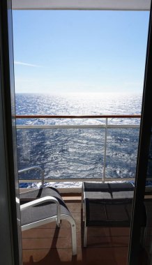 Trieste, İtalya - 9 Mayıs 2025: Bir yolcu gemisi MSC Fantasia 'nın balkonunda veya verandasında deniz ve masa