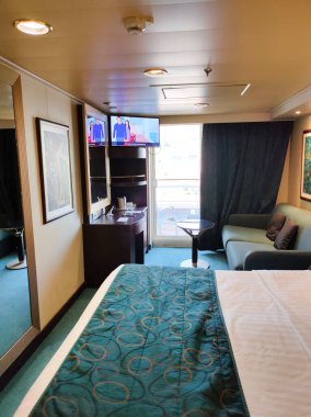 Trieste, İtalya - 9 Mayıs 2025: MSC Fantasia yolcu gemisinde balkonlu kamara, İtalya 'da inşa edilen büyük yolcu gemisi.