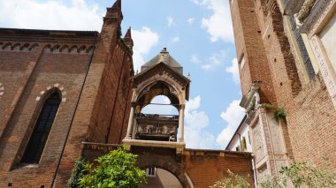 Santa Anastasia Bazilikası İtalya 'nın Verona şehrinde önemli bir Katolik ibadethanesidir. Ön cephe