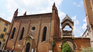Santa Anastasia Bazilikası İtalya 'nın Verona şehrinde önemli bir Katolik ibadethanesidir. Ön cephe