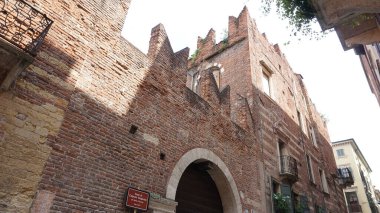 Casa di Gagnolo Nogarola, 14. yüzyılda İtalya 'nın kuzeyindeki Verona, Veneto' da güçlendirilmiş bir ev. Çırpılmış duvarları ve kemerli kapısı olan tarihi bir konut..