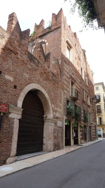 Casa di Gagnolo Nogarola, 14. yüzyılda İtalya 'nın kuzeyindeki Verona, Veneto' da güçlendirilmiş bir ev. Çırpılmış duvarları ve kemerli kapısı olan tarihi bir konut..