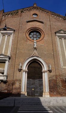 İtalya 'da Verona' daki Santa Eufemia Kilisesi cephesi