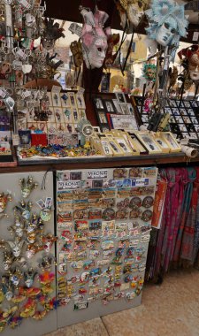 Verona, İtalya - 11 Mayıs 2025: Pazarda satılık karnaval maskeleri