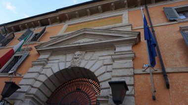 Verona, İtalya - 11 Mayıs 2025: Verona 'da bir 18. yüzyıl binası olan Palazzo Carli' nin duvar plaketleri şu anda Askeri Komutanlığa ev sahipliği yapmaktadır..