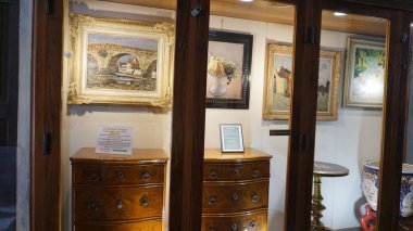 Verona, İtalya - 12 Mayıs 2025: Kübist ve modern stiller de dahil olmak üzere Verona 'da bir antikacı dükkanında çerçeveli resimlerin sergilendiği bir antikacı penceresi