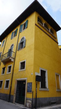 Verona, İtalya - 12 Mayıs 2025: İtalya 'nın Verona kentindeki ortaçağ duvarının güzel geleneksel İtalyan binası