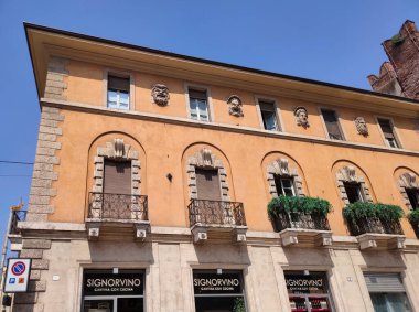 Verona, İtalya - 12 Mayıs 2025: İtalya 'nın Verona kentindeki ortaçağ duvarının güzel geleneksel İtalyan binası