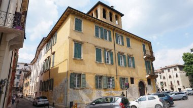 Verona, İtalya - 12 Mayıs 2025: Ortaçağ duvarı balkonunda çiçekli güzel geleneksel İtalyan binası