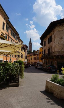 Verona, İtalya - 12 Mayıs 2025: Ortaçağ duvarı balkonunda çiçekli güzel geleneksel İtalyan binası