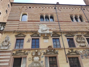 Verona, İtalya - 12 Mayıs 2025: Avluda Palazzo della Ragione Verona, İtalya