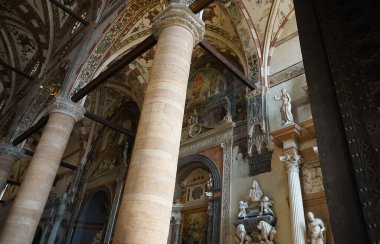 Verona, İtalya - 12 Mayıs 2025: Basilica di Santa Anastasia