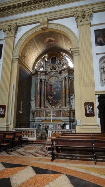 Verona, İtalya - 12 Mayıs 2025: Verona, İtalya 'da San Nicolo' daki beyaz tarihi kilisenin içi.