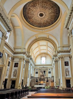 Verona, İtalya - 12 Mayıs 2025: Verona, İtalya 'da San Nicolo' daki beyaz tarihi kilisenin içi.