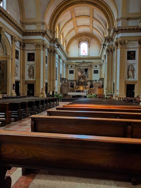 Verona, İtalya - 12 Mayıs 2025: Verona, İtalya 'da San Nicolo' daki beyaz tarihi kilisenin içi.