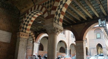 Verona, İtalya - 12 Mayıs 2025: 12 Mayıs 2025 Verona, İtalya 'daki Palazzo del Podesta Sarayı