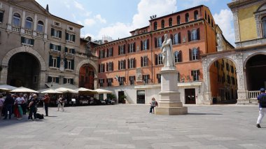 Verona, İtalya - 12 Mayıs 2025: Sanatçı Ugo Zannoni 'nin Dante Alighieri heykeli Piazza dei Signori' yi İtalya 'da buldu.