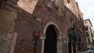 Verona, İtalya 12 Mayıs 2025: Casa di Gagnolo Nogarola, 14. yüzyılda İtalya 'nın kuzeyindeki Verona, Veneto' da güçlendirilmiş bir ev. Çırpılmış duvarları ve kemerli kapısı olan tarihi bir konut..