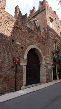 Verona, İtalya 12 Mayıs 2025: Casa di Gagnolo Nogarola, 14. yüzyılda İtalya 'nın kuzeyindeki Verona, Veneto' da güçlendirilmiş bir ev. Çırpılmış duvarları ve kemerli kapısı olan tarihi bir konut..