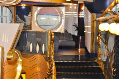 Trieste, İtalya - 9 Mayıs 2025: MSC Fantasia yolcu gemisinde barın içi