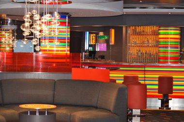 Trieste, İtalya - 9 Mayıs 2025: MSC Fantasia yolcu gemisinde barın içi