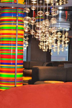 Trieste, İtalya - 9 Mayıs 2025: MSC Fantasia yolcu gemisinde barın içi